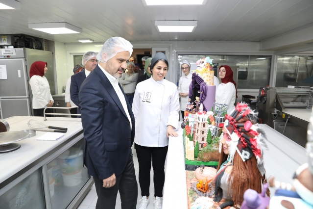 Kadınlar Günü’nde pastalar Başkan’dan