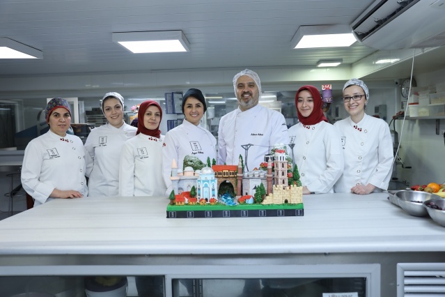 Kadınlar Günü’nde pastalar Başkan’dan