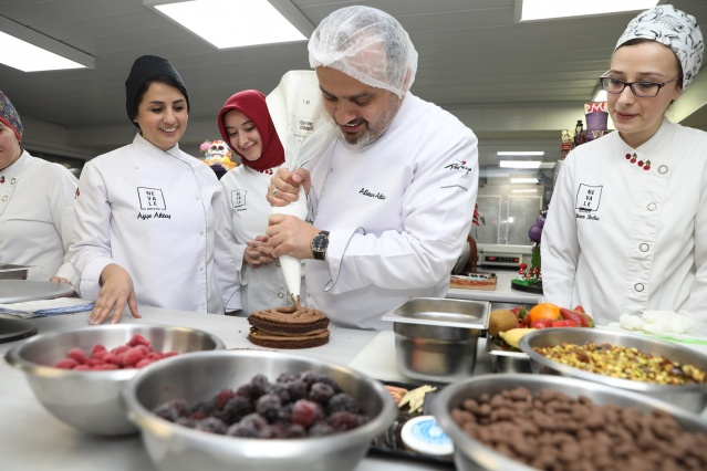 Kadınlar Günü’nde pastalar Başkan’dan
