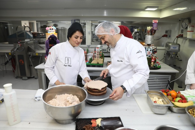 Kadınlar Günü’nde pastalar Başkan’dan