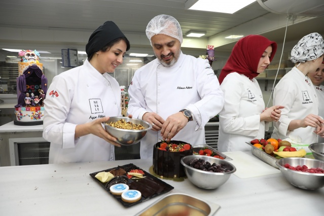 Kadınlar Günü’nde pastalar Başkan’dan
