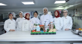 Kadınlar Günü’nde pastalar Başkan’dan