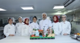 Kadınlar Günü’nde pastalar Başkan’dan