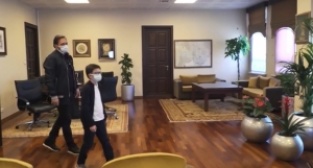  Başkan Dündar, koltuğunu çocuklara devretti