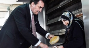 Dürdane Teyze, torunları için sıcak ekmek taşıyor