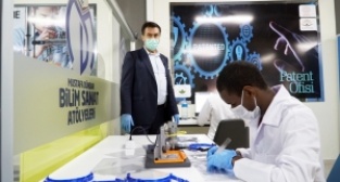 Öğrenciler maske üreriyor