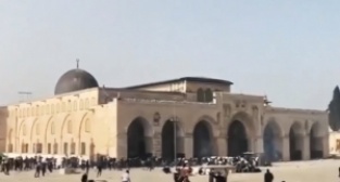 Dündar, Filistinli öğrencilerle omuz omuza