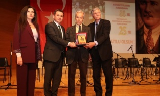 Başkan Erkan Aydın’dan anlamlı ödül takdimi