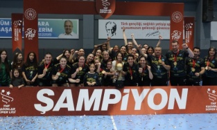 Bursa Büyükşehir Belediyespor sezonun üçüncü kupasına da kavuştu