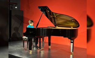 Genç piyanist Ali Keskin yeteneğiyle alkışları topladı