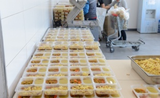 Nilüfer’de ihtiyaç sahiplerine sıcak yemek desteği