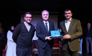 Esaretten kurtuluşa giden yolculuk tiyatro sahnesinde hayat buldu