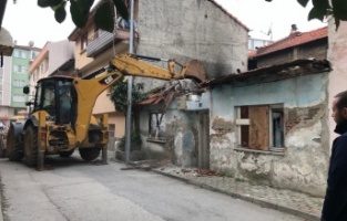 Metruk binalar yıkılıyor