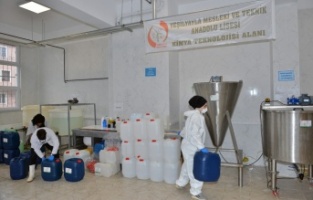 Bu öğrenciler dezenfektan üretiyor