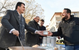 Dündar, soğuk kış sabahında yürekleri ısıttı