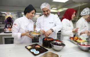 Kadınlar Günü’nde pastalar Başkan’dan