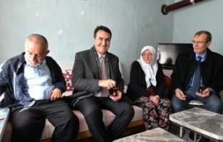 Yaşlı çifti mutlu eden ziyaret