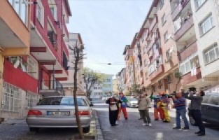 Esenler’de balkondan balkona yarışma