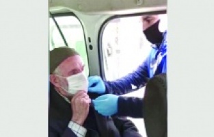 Poşetten maske yapan amcaya ‘can’dan yardım