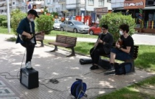 Gemlik’te gençlere özel müzik dinletisi