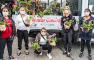 İzmir Büyükşehir anneleri unutmadı