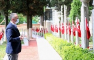 Kocaeli: Başkan şehitliklerin başında dua etti