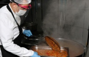 Kocaeli’de iftarlıklar evlere teslim ediliyor