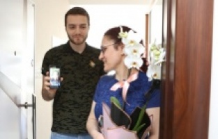 Nilüfer’de sağlıkçı anneye özel kutlama