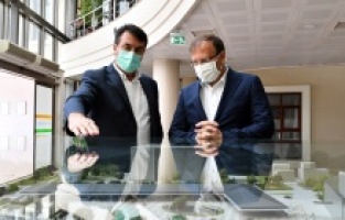 Çavuşoğlu Osmangazi Meydanı’nı gezdi