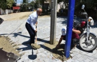 Başkan Aydın ekip arkadaşlarıyla birlikte çalışıyor