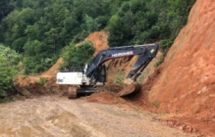 Büyükşehir heyelan nedeniyle kapanan yolları açtı