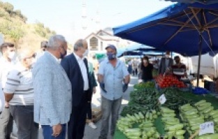 Başkan Türkyılmaz’dan Cuma pazarına ziyaret