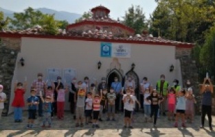 Yıldırımlı minikler sağlıklı gülümsüyor