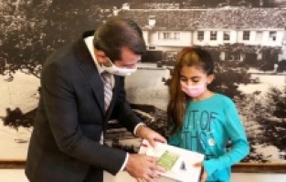 Askıda tabletler öğrencilere ulaşıyor