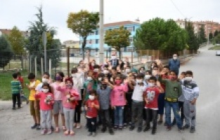 Başkan Taban’dan sokakları temizleyen çocuklara sürpriz ziyaret