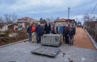 Karacabey’de parke taşı çalışmaları sürüyor