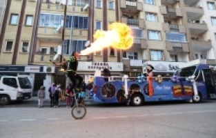 Kültür sanat otobüsü sokağınıza misafir oluyor