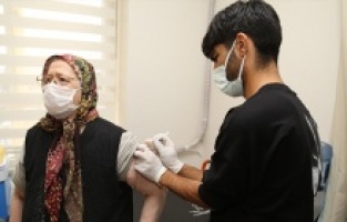 Huzurevinde ilk doz Covid-19 aşısı yapıldı