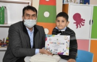 Miniklerin karneleri Dündar’dan