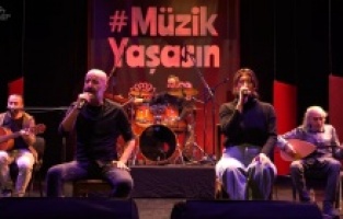 Sahne Bursalı müzisyenlerin