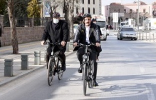 Başkan Altay işe bisikletle giden çalışanlarla buluştu