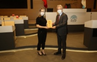 Ödülünü Başkan Turgay Erdem’den aldı