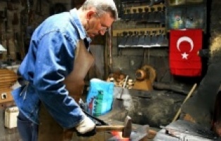 Yarım asırdır demir dövüyor