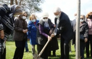 Başkan Erdem, huzurevi sakinleriyle fidan dikti