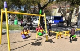 İzmir: Büyükşehir’den Bergamalı çocuklara kaydırak