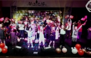 Bursa: Başkan Özkan, çocuklarla birlikte sahnede