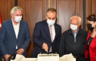 Bursa'da Başkan Aktaş’a doğum günü sürprizi