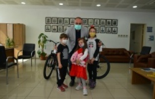 Bursa: Harçlığını bağışlayan çocuklara Sertaslan’dan hediye