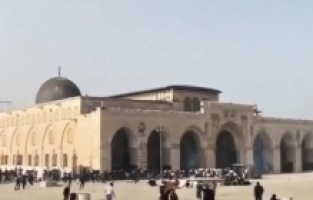 Dündar, Filistinli öğrencilerle omuz omuza