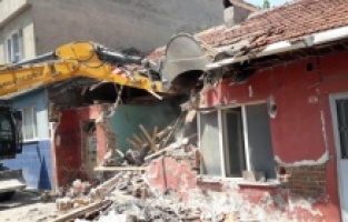 Osmangazi'de metruk binalar tek tek yıkılıyor